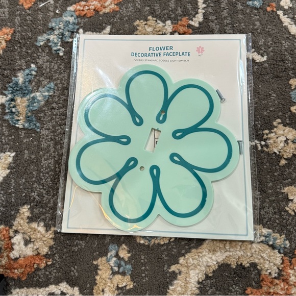 NWT Decorative Light Switch Cover And Electrical Outlet‎ Cover Flower - Picture 1 of 3